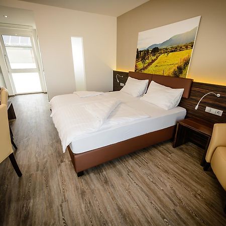 Dorfmeister Business Hotel B&B Weikersdorf am Steinfelde Bagian luar foto