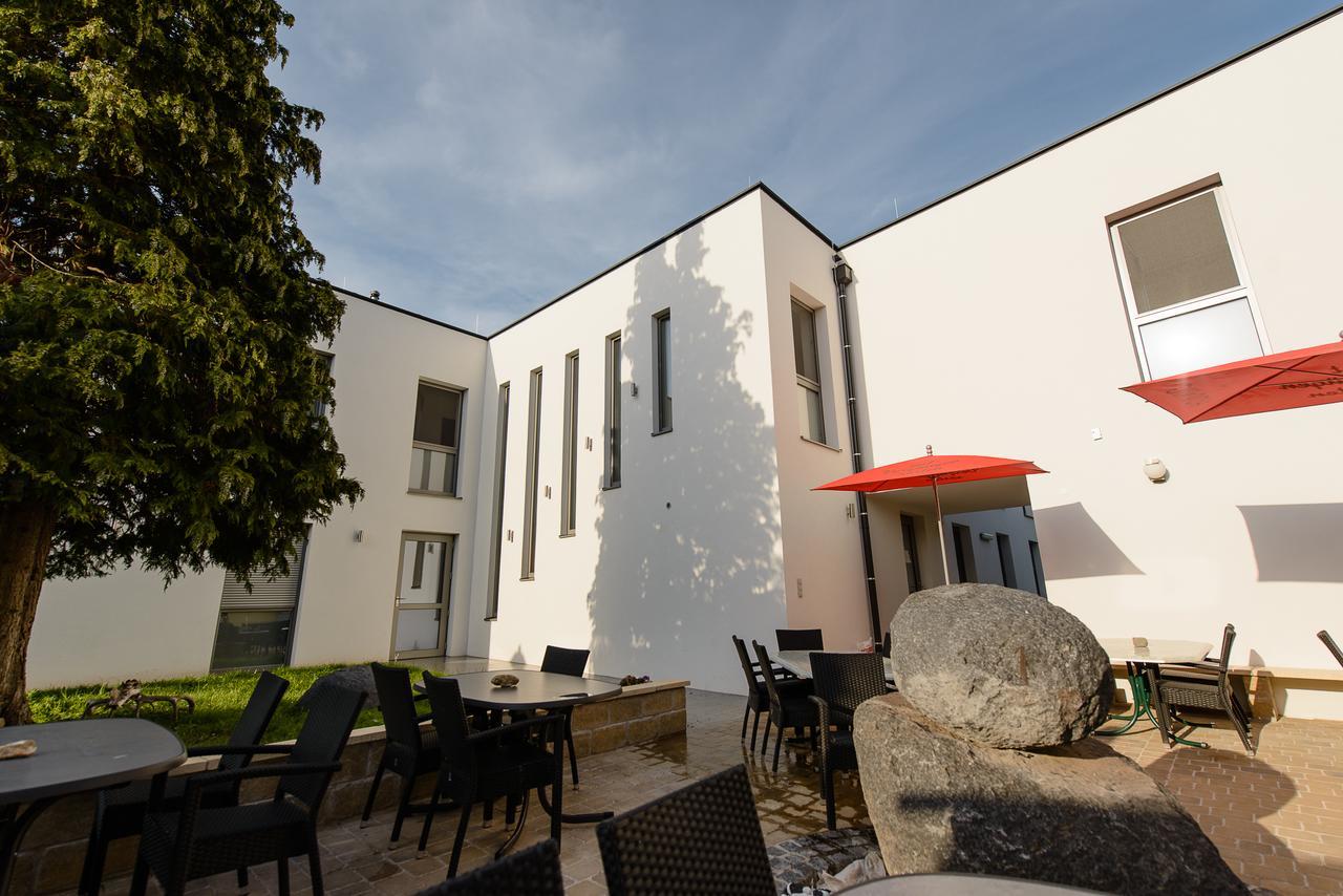 Dorfmeister Business Hotel B&B Weikersdorf am Steinfelde Bagian luar foto
